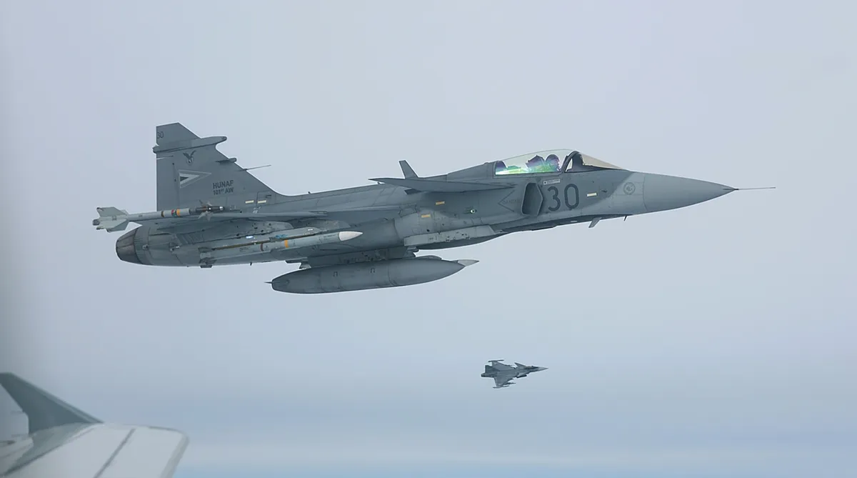 20251112 Litvánia Siauliai katonai repülőtér
NATO Balti misszió
Augusztus 1-je óta négy hónapon keresztül a spanyolokkal együtt Magyarország felel a balti államok légtérvédelméért. A balti misszió során a magyar katonák, illetve a kecskeméti Gripenek Litvánia, Lettország és Észtország biztonságáért hajtanak végre szolgálatot. Erre azért van szükség, mert a balti államoknak nincsenek vadászgépeik, így 2004-es NATO csatlakozásuk óta légtérvédelmüket a szövetséges látják el. Oroszország szomszédságában jelenleg ez számít a legveszélyesebb NATO-missziónak.

Fotó: Pozsgai Ákos PÁ
Petőfi Népe PN

A képen: Gripen vadászgép