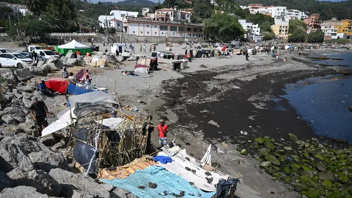 A Playa del Trampolín (magyarul „Ugródeszka-strand”) Ceuta egyik legnépszerűbb városi tengerpartja, amely a 2026. július 30-31-i tömeges határátlépési hullám óta egy hatalmas, improvizált menekülttáborrá változott.