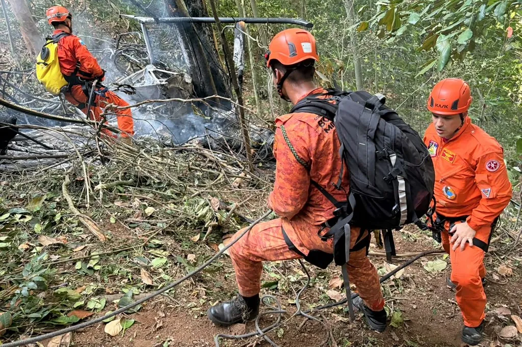Handout picture released by the Rio de Janeiro Fire Departament showing firefighters working to put out a fire after a helicopter fell, killing four people, at the Tijuca National Park in Rio de Janeiro, Brazil, on August 8, 2026. (Photo by Handout / Rio de Janeiro Fire Department / AFP) / RESTRICTED TO EDITORIAL USE - MANDATORY CREDIT AFP PHOTO / RIO DE JANEIRO FIRE DEPARTMENT - NO MARKETING NO ADVERTISING CAMPAIGNS - DISTRIBUTED AS A SERVICE TO CLIENTS, helikopter