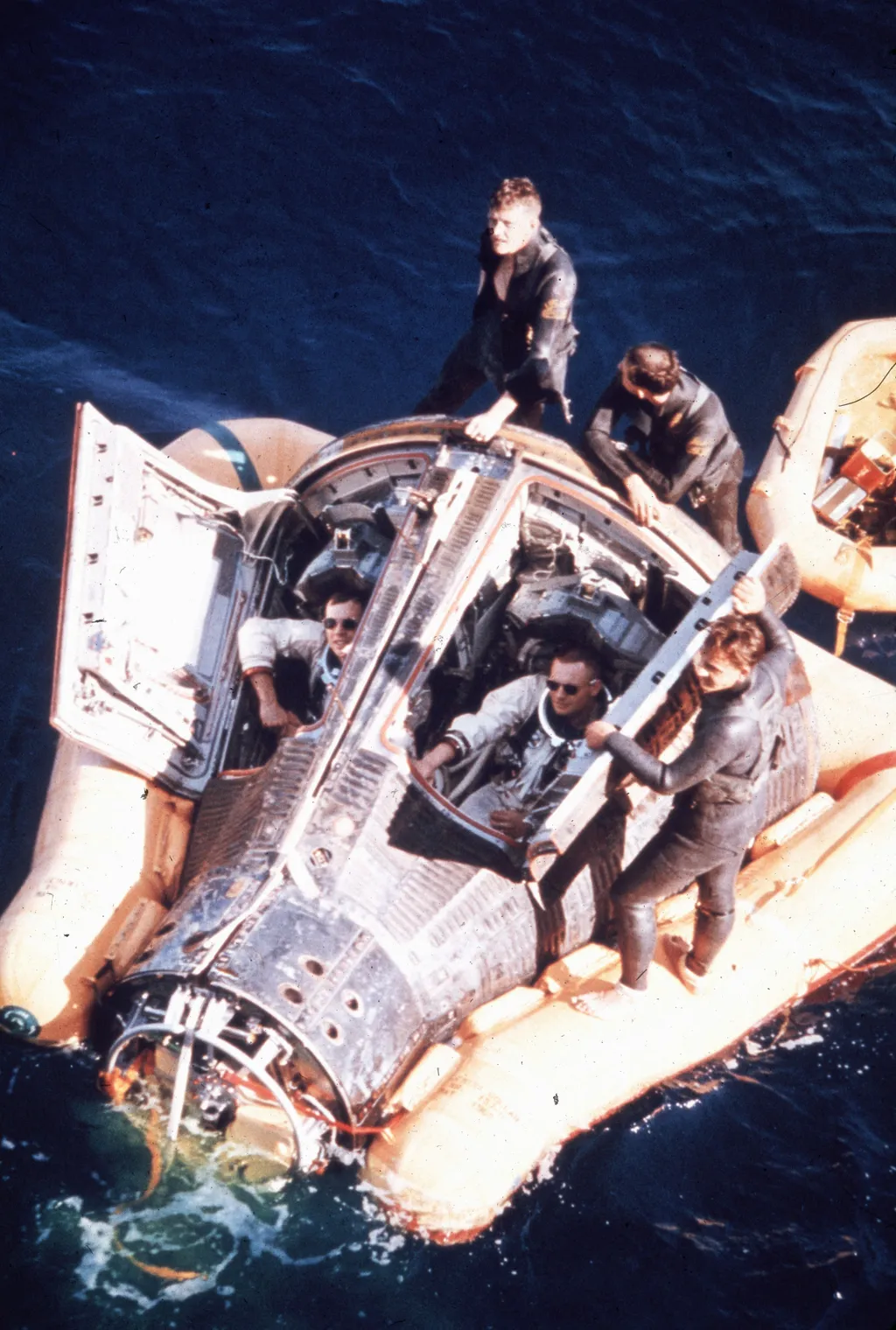 A Gemini 8 kiemelése a Csendes-óceán nyugati részéről, Armstrong a jobb oldalon ül.