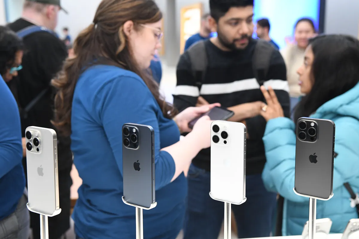 Vásárlók az új iPhone 15 Pro és 15 Pro Max, valamint az új Apple Watch-modellek ausztráliai bemutatóján Ausztráliában