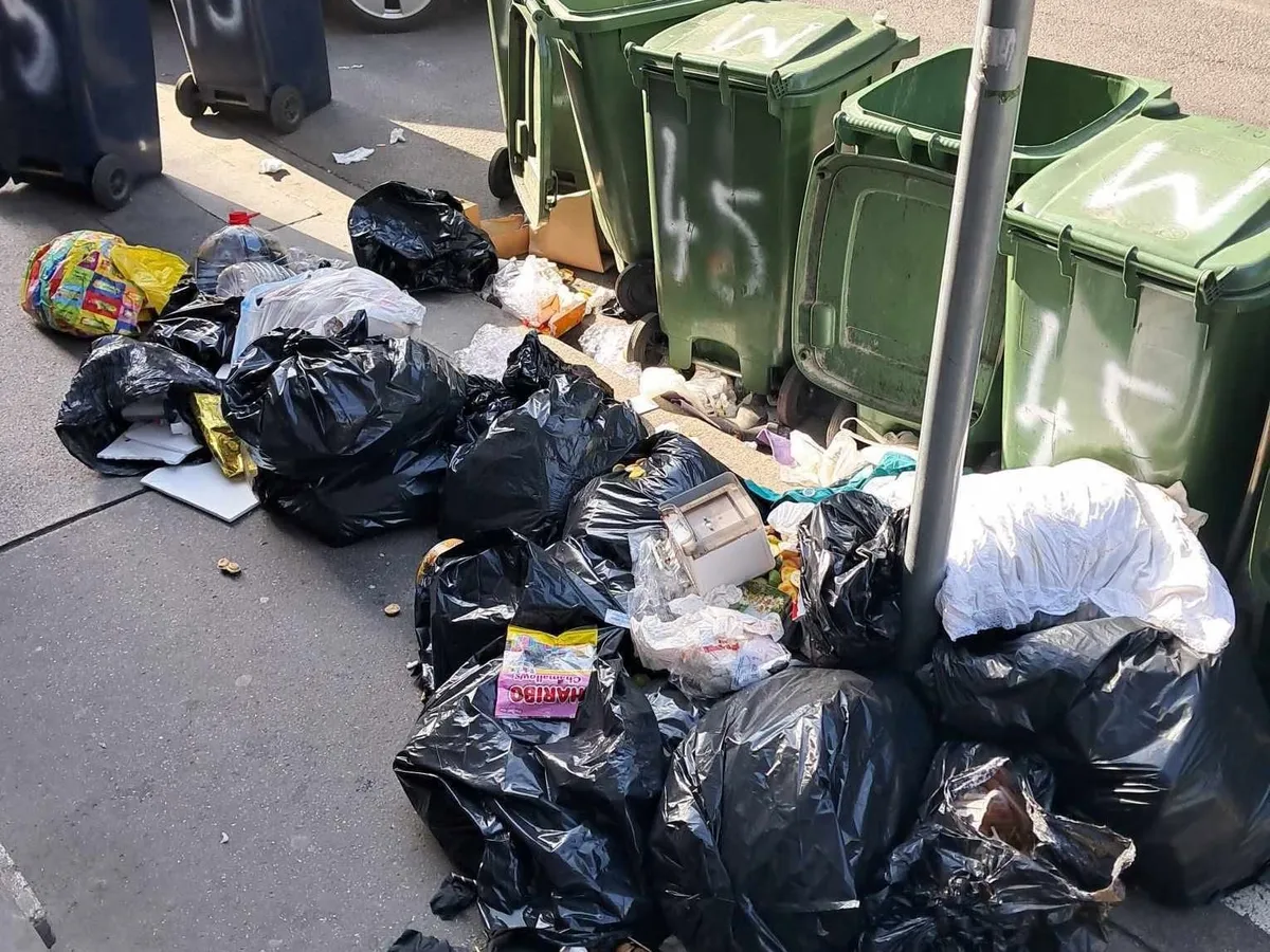 A palackgyűjtők sok esetben egyszerűen felborítják a közterületi kukákat, hogy hozzájussanak az azokban található visszaváltható üvegekhez és PET-palackokhoz (Forrás: Facebook)