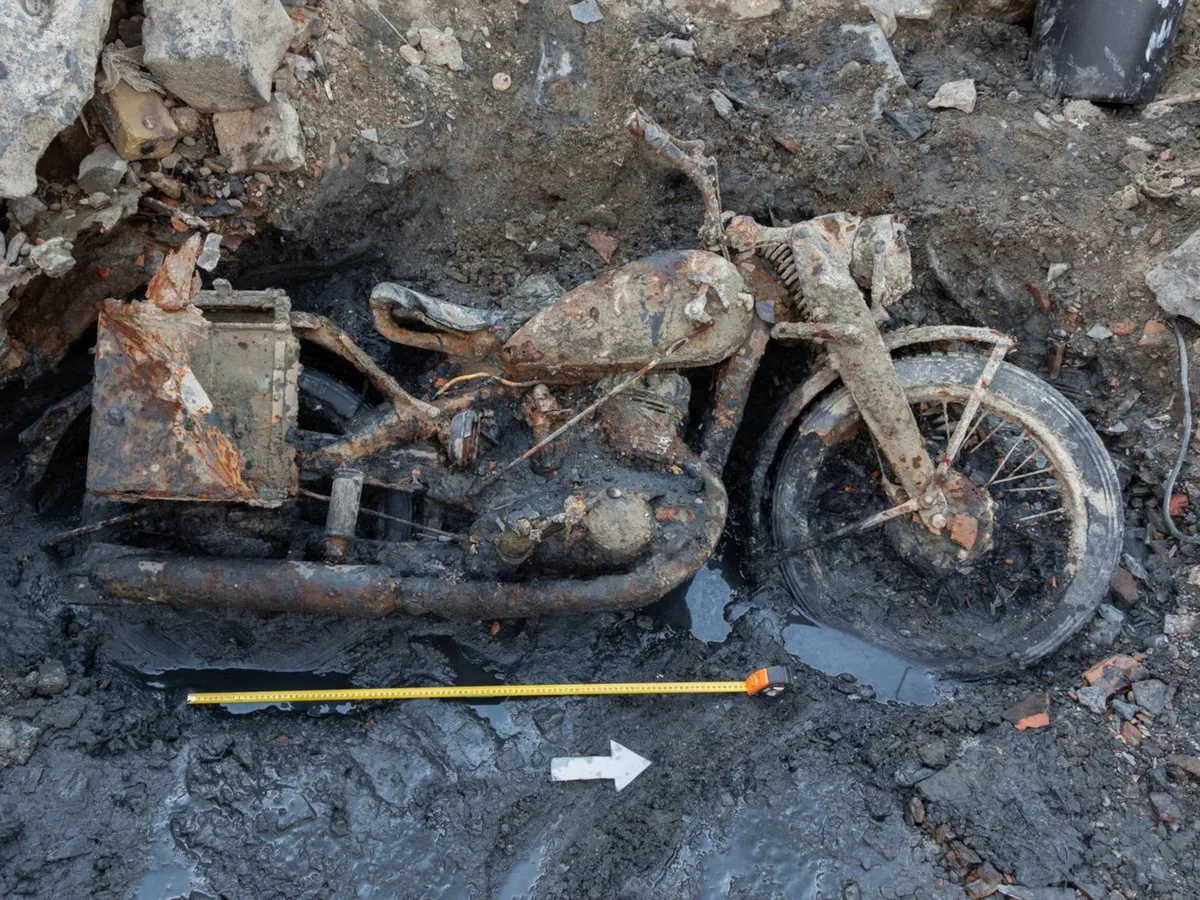 80 évig volt a Duna mélyén a DKW NZ 350-1, amely most az alacsony vízállás miatt került napvilágra.
