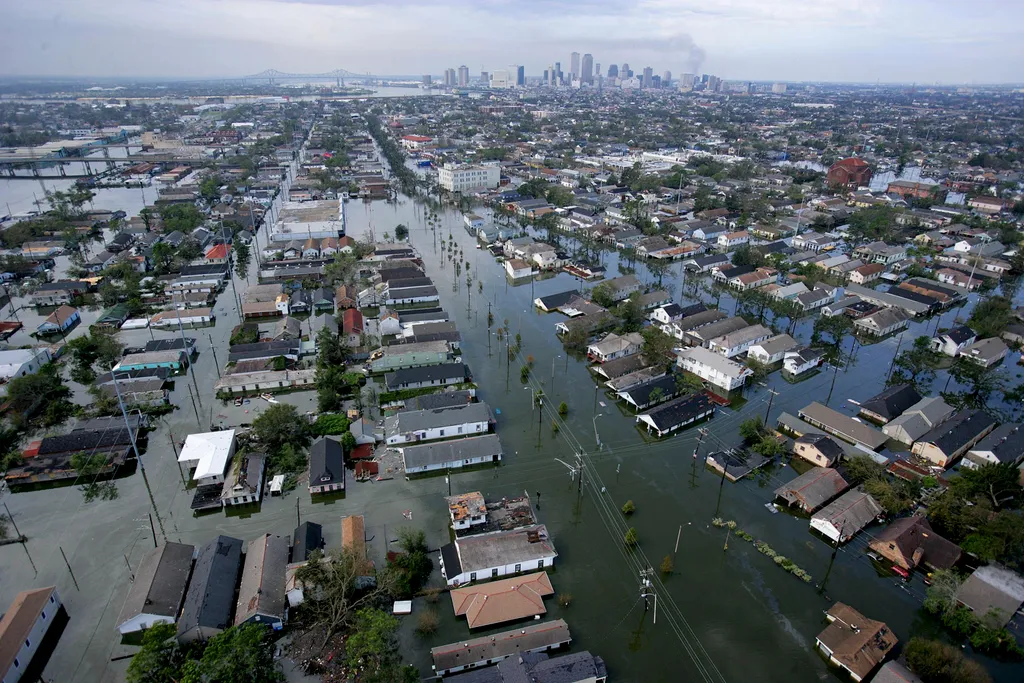 Katrina hurrikán, Katrinahurrikán, New Orleans, 2005, Katrina hurrikán 2005,
Flood waters from Hurricane Katrina cover streets 30 August 2005 in New Orleans, Louisiana. It is estimated that 80 percent of 
 is under flood waters as levees begin to break an