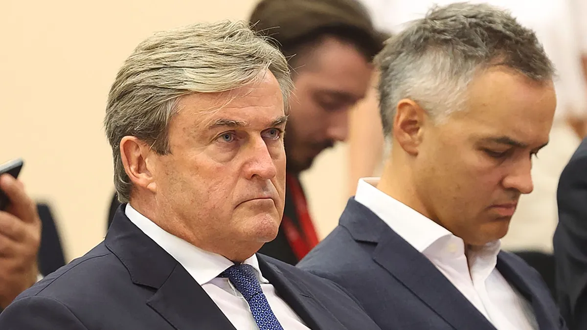 Menesztette a Magyar Posta vezetőjét Kapitány István
