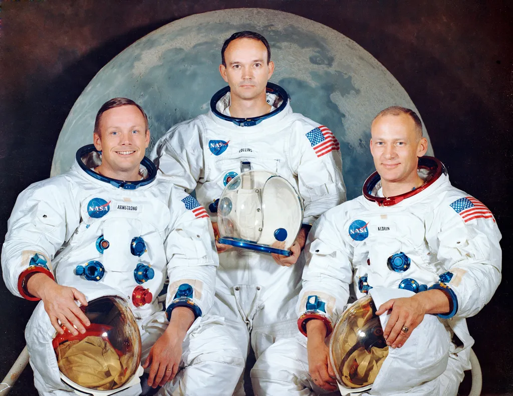 Az Apollo-11 űrhajósok hivatalos legénységi portréja: Neil A. Armstrong parancsnok, Michael Collins Module pilóta, Edwin E. "Buzz" Aldrin holdmodul pilóta