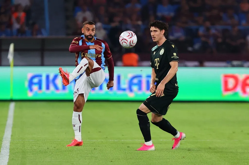 UEFA Avrupa Ligi play-off turu ilk maçında Trabzonspor ile Macaristan'ın Ferencvaros takımı, Papara Park'ta karşılaştı. Bir pozisyonda, Trabzonsporlu futbolcu Muhammed Salah (solda) rakibi ile mücadele etti. Hasan Tascan / Anadolu (Photo by Hasan Tascan / Anadolu via AFP)