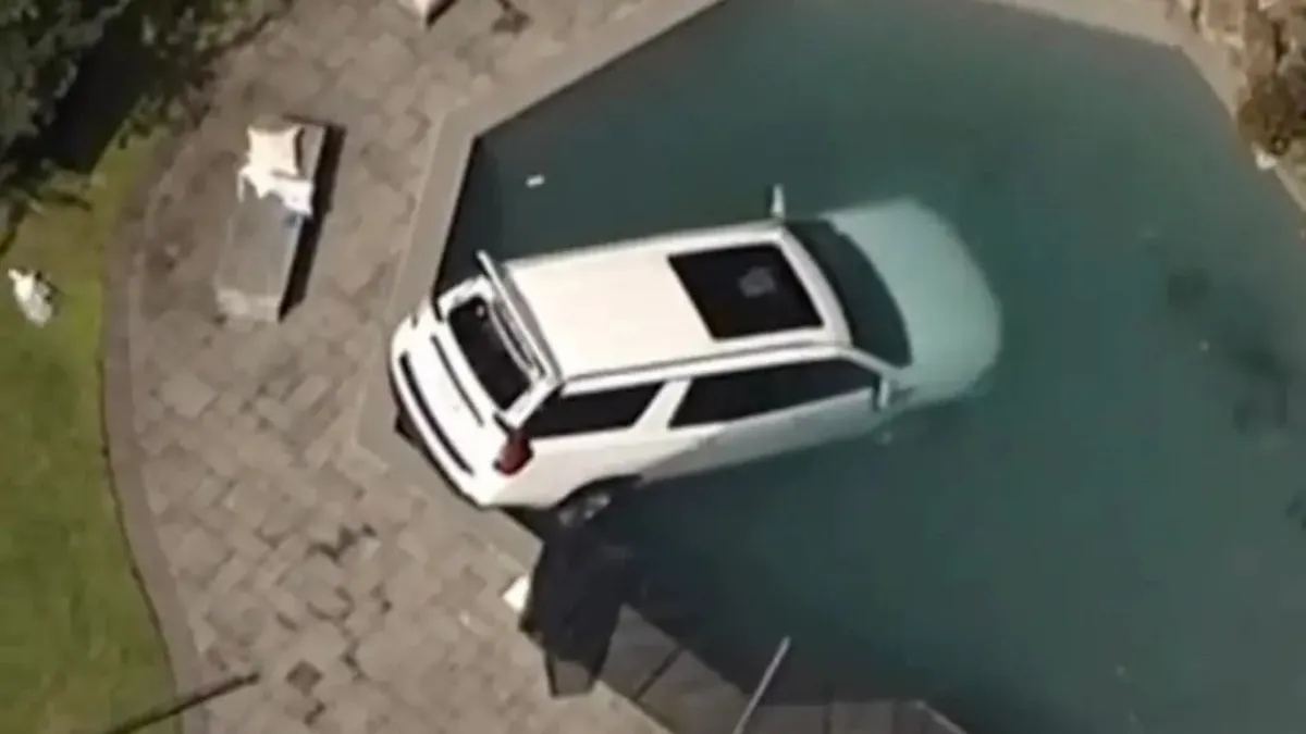 Fának, majd parkoló autónak ütközött egy nő, végül egy medencébe zuhant: nem tudták megmenteni