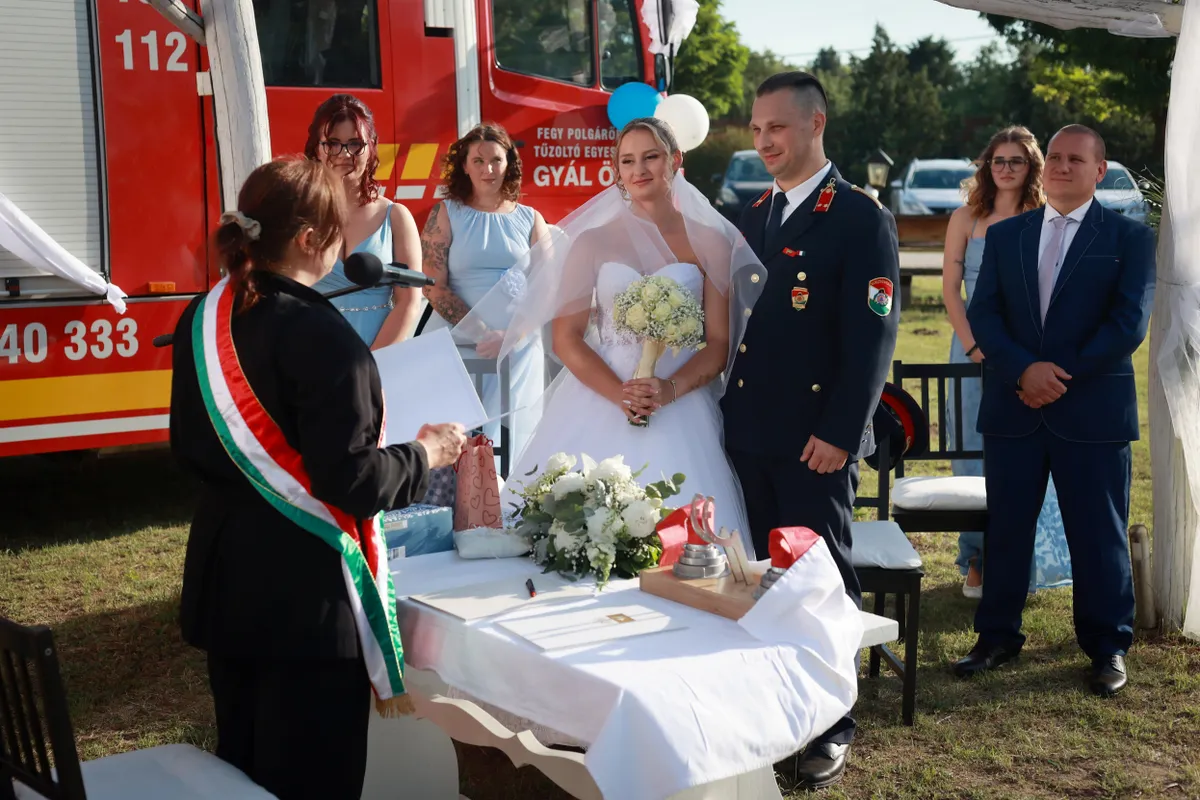 Dia és Szabolcs igazi tűzoltóesküvőt tartottak