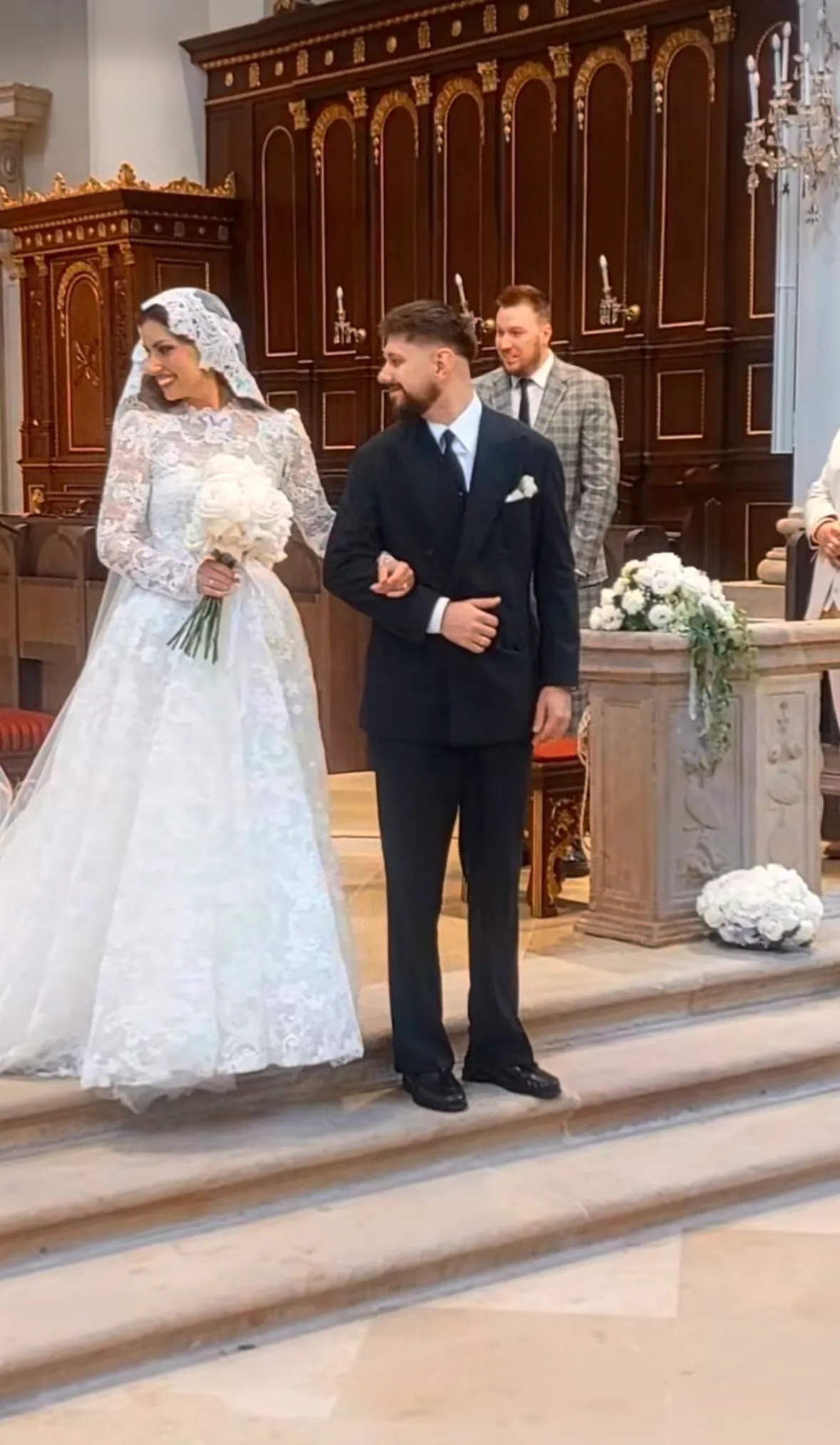 Radics Gigi hosszú ujjú csipkeruhában állt oltár elé.