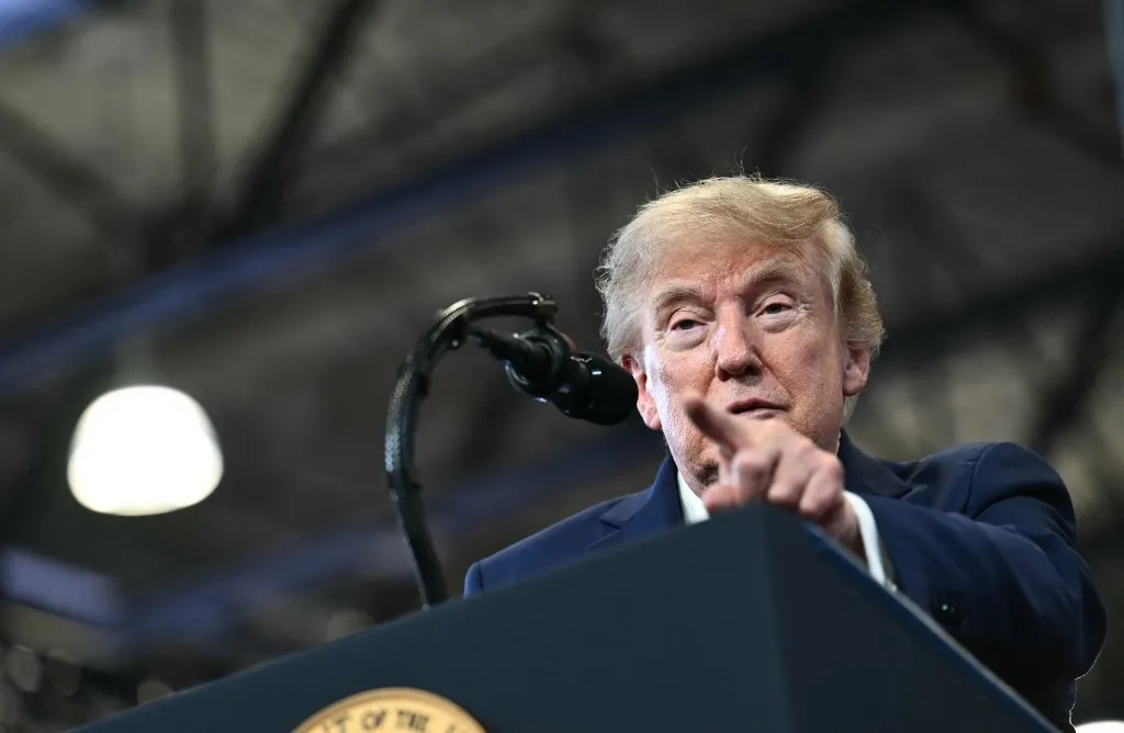 Trump azzal viccelt, hogy hamarosan amerikai területnek nyilvánítja a Hormuzi-szorost Fotó: KENT NISHIMURA / AFP