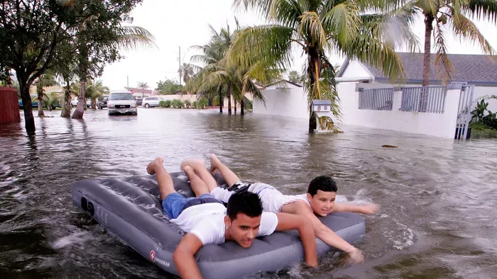Katrina hurrikán, Katrinahurrikán, New Orleans, 2005, Katrina hurrikán 2005,
Friends Wilfredo Lopez (L) and Orlando Maderos paddle an air mattress down their street after Hurricane Katrina dumped as much as 15 inches of rain as it passed over this communi
