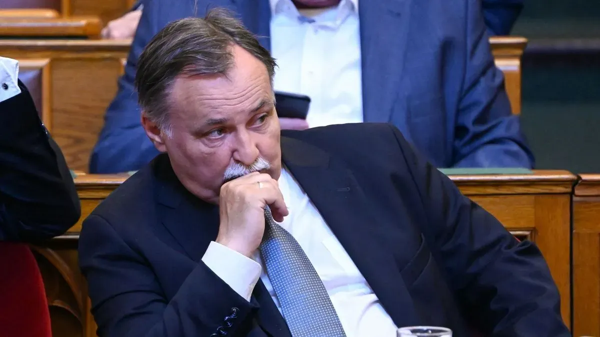 Újabb politikai vita bontakozott ki a vízügyi államtitkár szabadsága körül Gajdos László és Németh Balázs miatt, ezúttal a parlamentben (Fotó: Kisbenedek Attila/AFP)