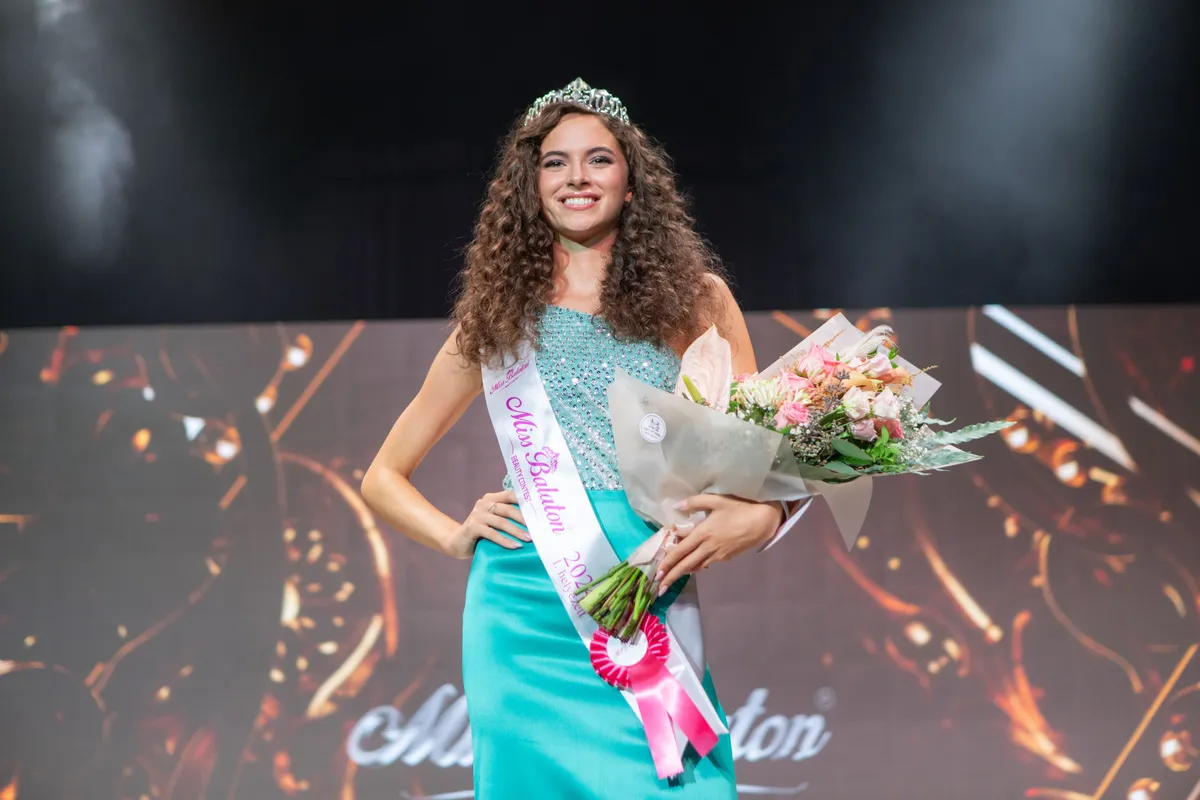 Miss Balaton top 12 Bábel Virág 2024-ben nyerte meg a versenyt és két évig viselhette a koronát, amelyet szombat este ad majd át utódjának