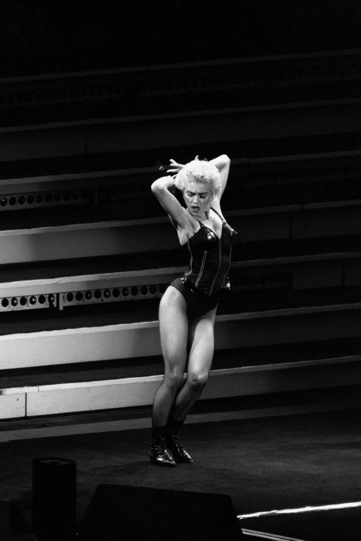 Madonna necc harisnyában és bőr ruhában lép fel a '80-as években.
