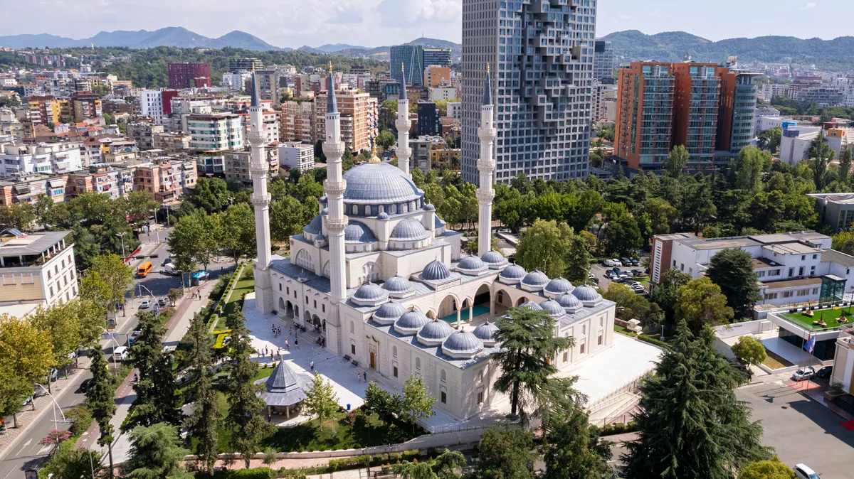 Tirana felülnézetből, ami az egyik legolcsóbb európai úti cél
