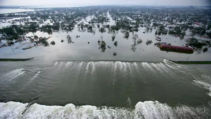Katrina hurrikán, Katrinahurrikán, New Orleans, 2005, Katrina hurrikán 2005,
Water spills over a levee along the Inner Harbor Navigational Canal in the aftermath of Hurricane Katrina 30 August, 2005 in New Orleans, Louisiana. It is estimated that 80 perce