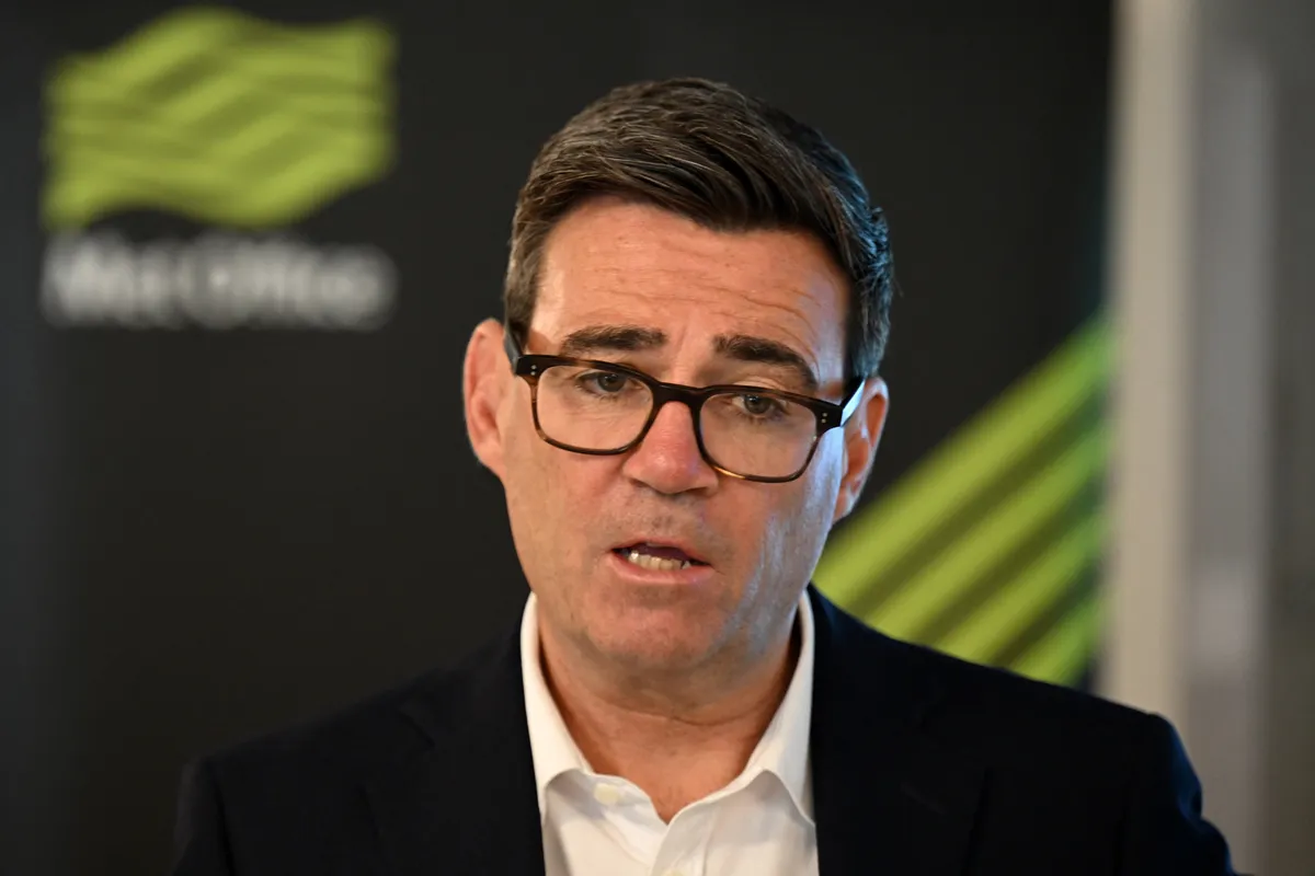 Burnham egy imposztorral váltott üzeneteket, a Downing Street nem kommentálta a tartalmukat
