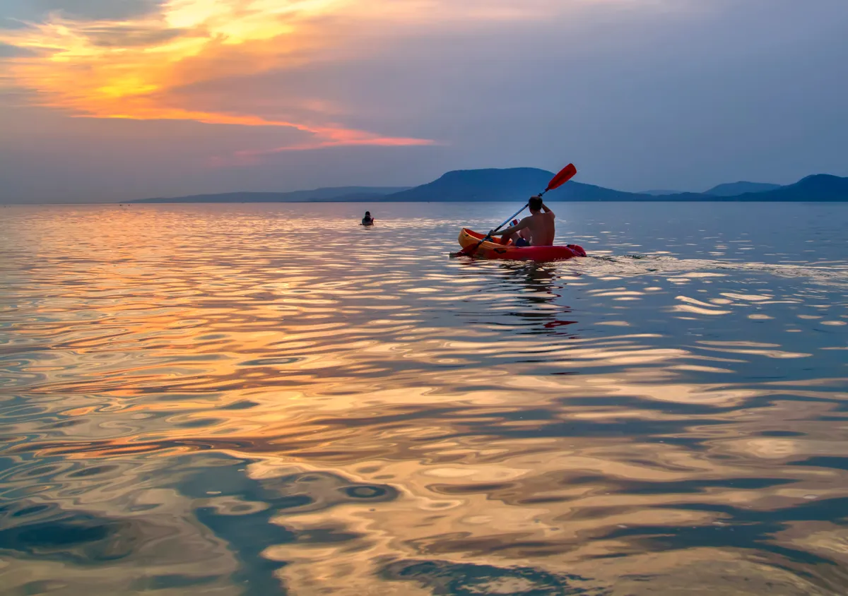 egy férfi evez a Balatonon az augusztus 20-i hétvégén