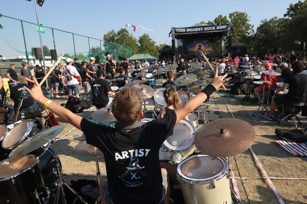 2026.08.15
CITYROCKS – ROCK FLASHMOB SHOW
több száz magyar és külföldi zenész áll össze egyetlen óriászenekarrá