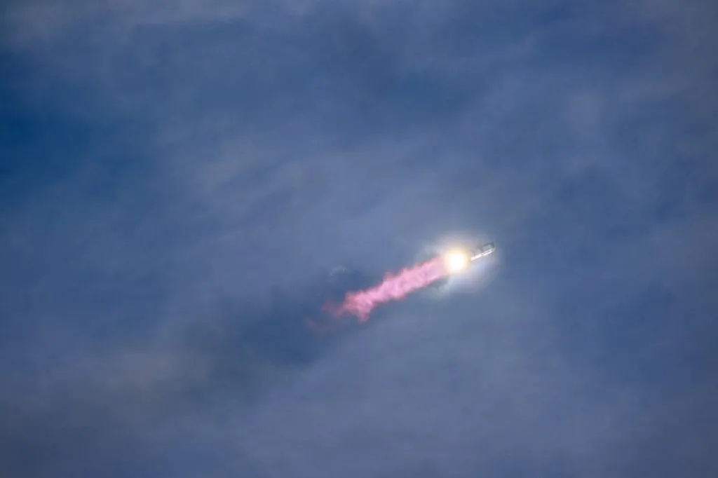 BOCA CHICA BEACH, TEXAS - SEPTEMBER 28: SpaceX Starship Flight 14 launches from its launch pad at Boca Chica Beach on September 28, 2026 in Boca Chica Beach, Texas. The first-ever orbital launch attempt's objective for Flight 14 is to deliver Starlink internet satellites to space.   Brandon Bell/Getty Images/AFP (Photo by Brandon Bell / GETTY IMAGES NORTH AMERICA / Getty Images via AFP)
