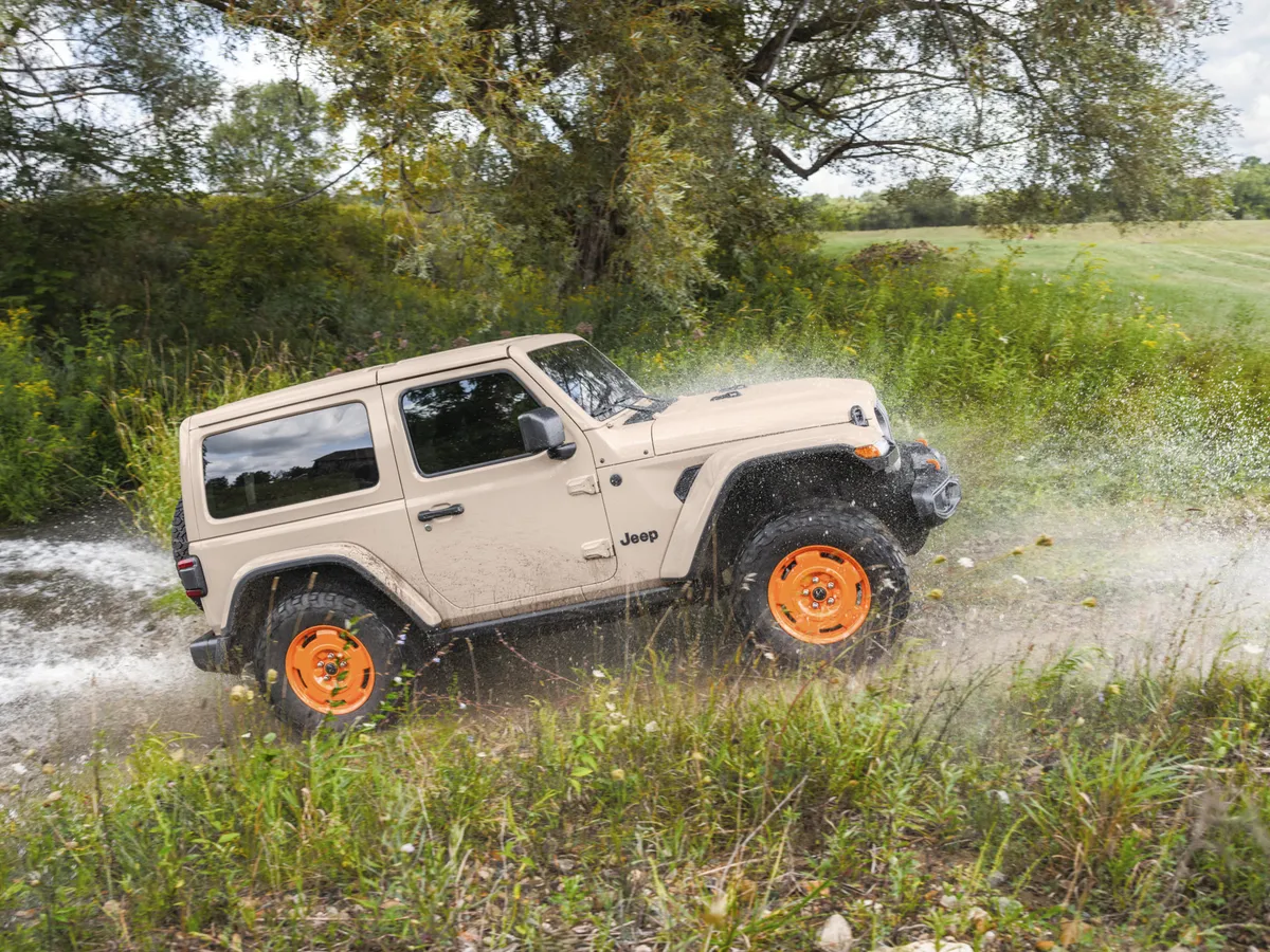 Modern színekkel idézik fel az első civil Jeep megjelenését.