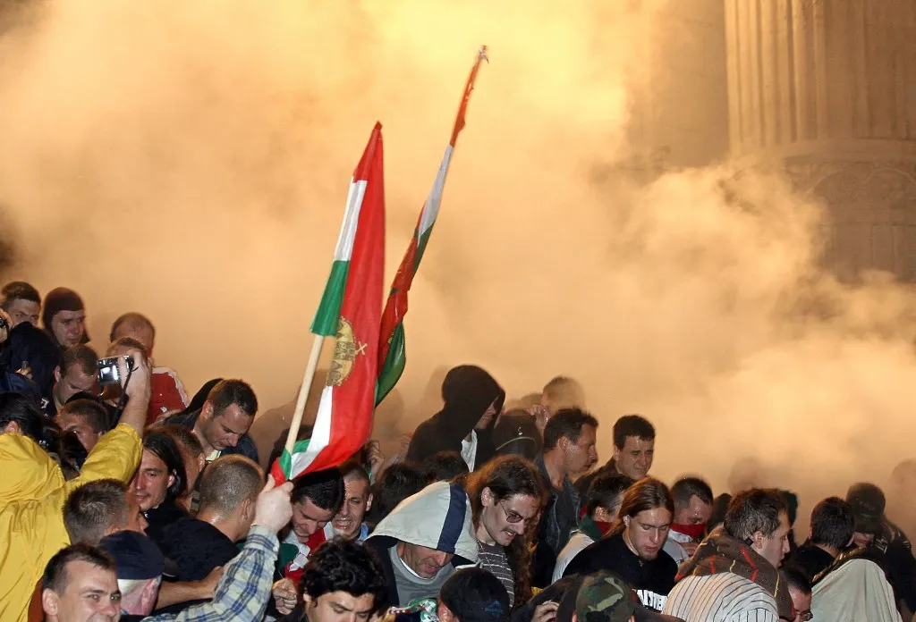 A demonstrálók egy része egy idő után átment a közeli MTV-székházhoz.  Fotó: BELA NAGY / AFP