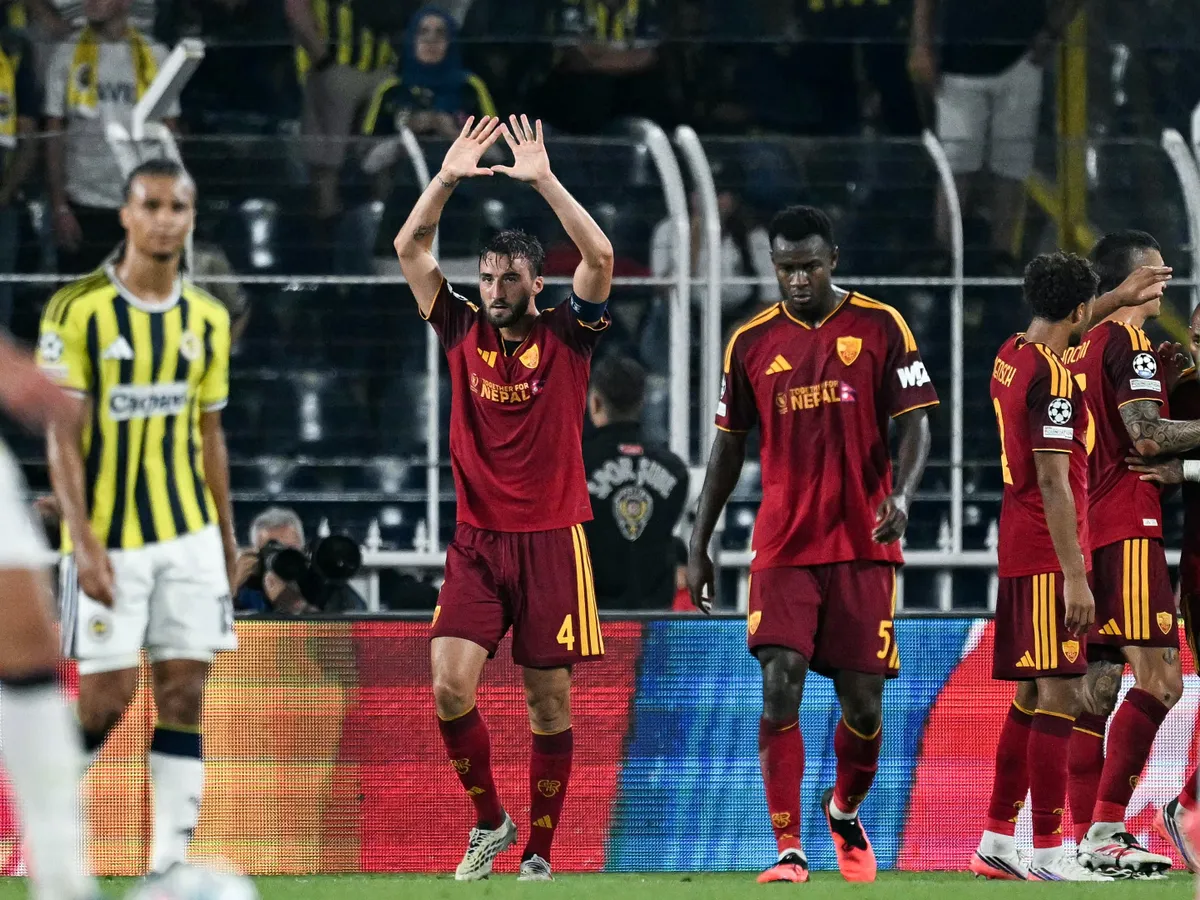 AS Roma's Italian midfielder #04 Bryan Cristante (C-L) celebrates after scoring his team's first goal during the UEFA Champions League first round day 1 football match between Fenerbahce SK and AS Roma at the Fenerbahce Chobani stadium in Istanbul on September 10, 2026. (Photo by Ozan KOSE / AFP)