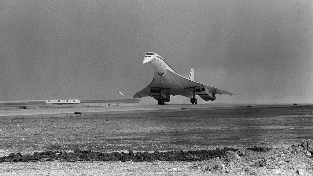 The French-British supersonic jet Concorde 002 lands at Dallas Fort Worth airport on September 20, 1973 after its first flight to the USA, during the opening ceremony of the new airport. (Photo by AFP)