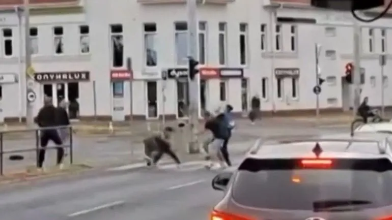 Tömegverekedés lett a szerelmi vitából