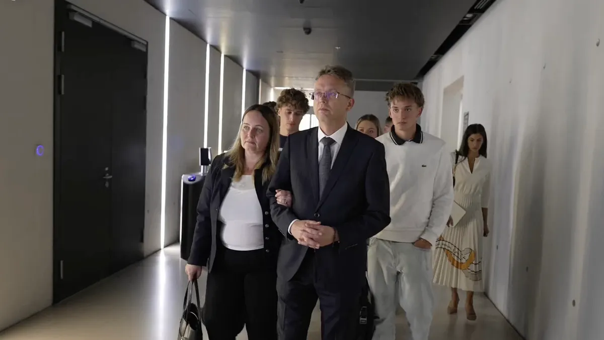 Hankó Balázs elhagyta a parlament épületét Fotó: Képernyőkép
