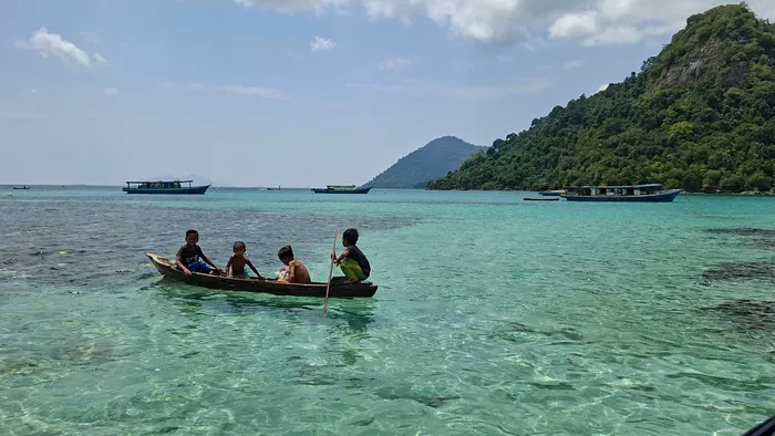 Földönfutók a Paradicsomban – Így tűnnek el végleg Borneó „tengeri cigányai”, a bajau lautok