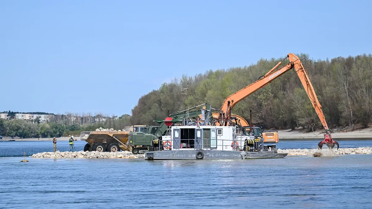 Több mint száz betonkockával próbálják stabilizálni a paksi fenékküszöb környezetét (Forrás: Euronews)