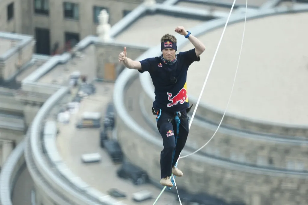 Jaan Roose, slackline, slackliner, Pozsony, extrém sport, rekordkísérlet, pozsonyi vár, Szlovák Nemzeti Felkelés hídja, kötéltánc A világrekordot felállító Jaan Roose egy 500 méter hosszú, mintegy 180 méteres magasságban kifeszített hevederen egyensúlyozott Varsóban 2026. május 31-én WARSAW, POLAND - MAY 31: Jaan Roose walks a highline between the Palace of Culture and Science and Varso Tower during the Red Bull Time Line in Warsaw, Poland, May 31, 2026. During the event Estonian slackliner crossed a 500-meter-long line suspended about 180 meters above the city streets between two tallest buildings in Poland. Jakub Porzycki / Anadolu (Photo by Jakub Porzycki / Anadolu via AFP)