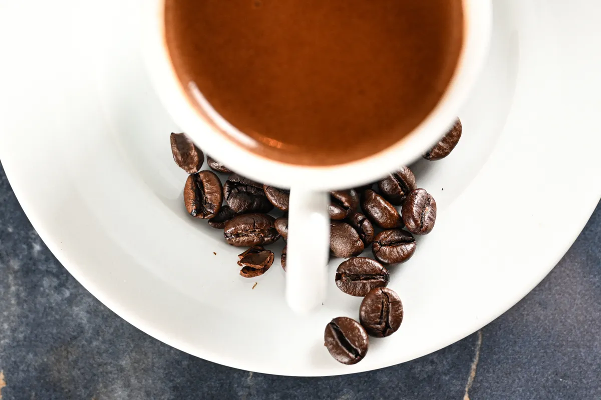 kávéfogyasztás, kávé, csésze kávé, kávészemek, koffein, csontsűrűség, csontritkulás, csontok egészsége