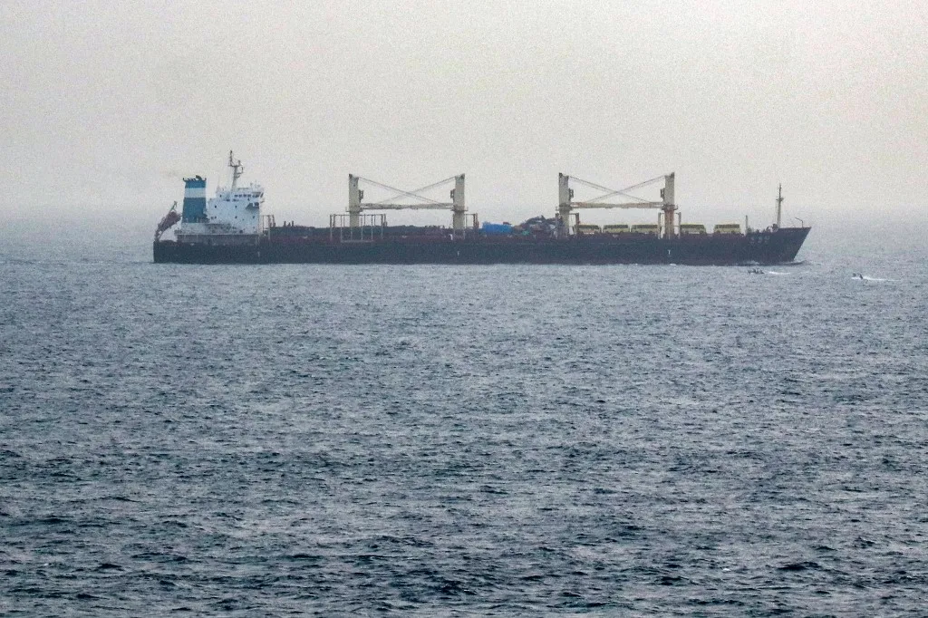 A vessel transits the Bab el-Mandeb Strait off the coast of southern Yemen on July 25, 2026. A spokesman for Yemen's Houthis had said on July 24 that the rebels were not blocking traffic through the strategic Bab al-Mandeb Strait, after they declared a maritime embargo this week on their foe Saudi Arabia. The Iran-backed group attacked a Saudi ship in the nearby Red Sea after announcing the blockade, which threatens the top oil exporter's ability to get its supplies to the world following Iran's parallel blockade of the Strait of Hormuz, the kingdom's only other maritime route. (Photo by Khaled ZIAD / AFP) / , olaj