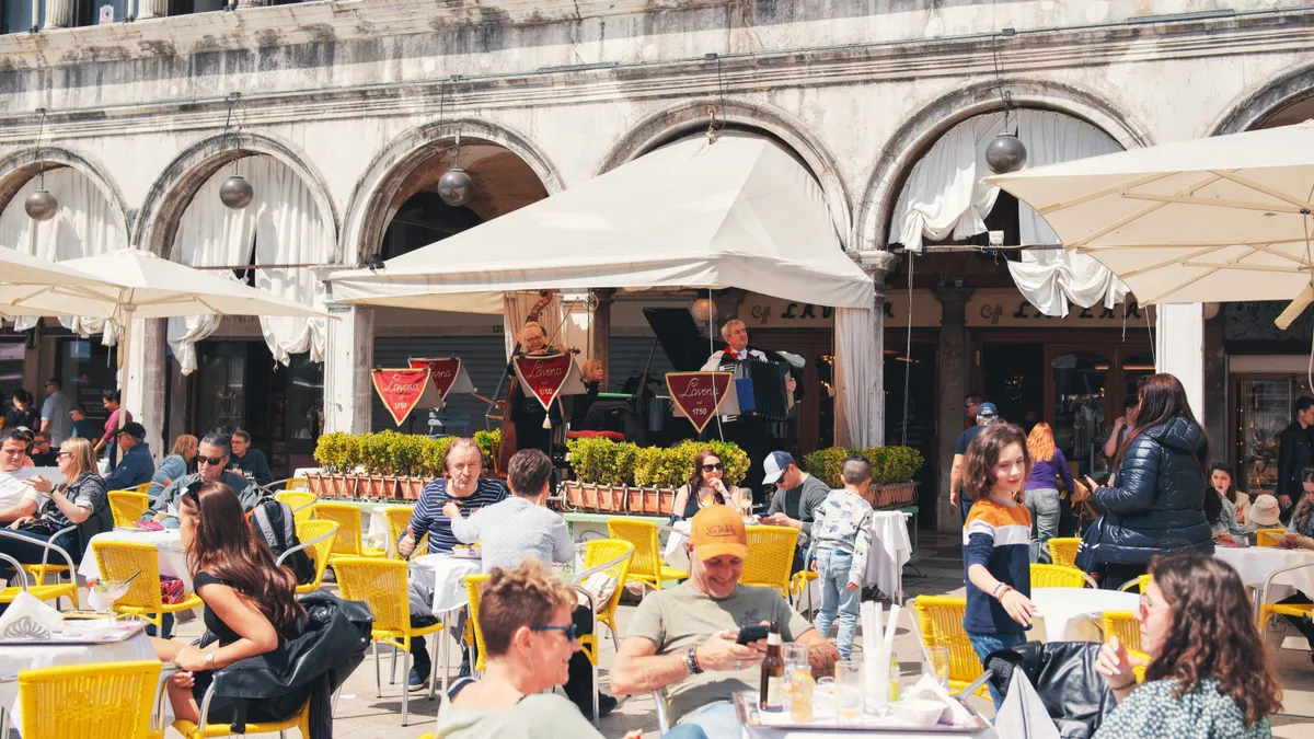velencei kávézó, Szent Márk tér, Caffè Florian, velencei árak, olasz turista, zenei felár, velencei turizmus, turistadíj, olaszországi nyaralás, tömegturizmus Velence egyik legismertebb kávézójában az élőzenéért is külön díjat számoltak fel.
