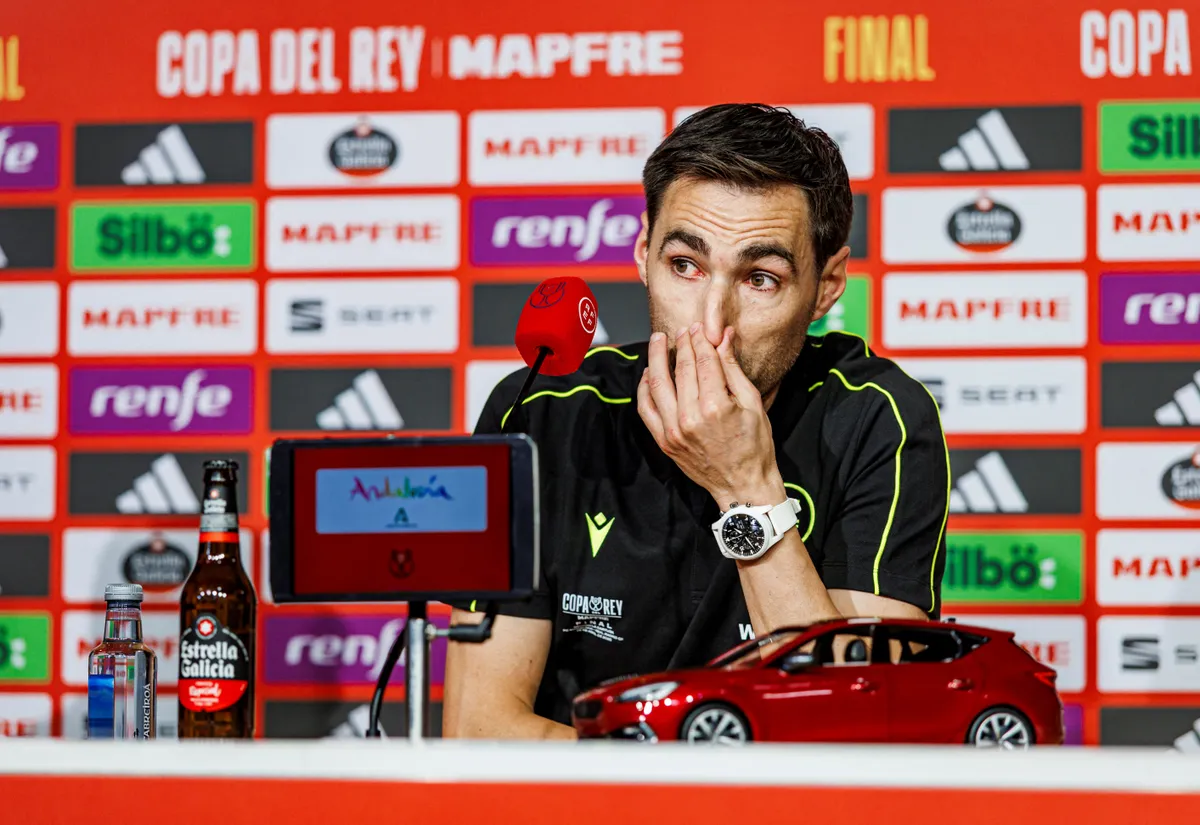 This handout picture taken and released by the Spanish Royal Football Federation (RFEF) on April 25, 2025 shows Spanish referee Ricardo De Burgos Bengoechea in tears during a press conference ahead of the King's Cup final, at La Cartuja stadium in Seville on April 25, 2025. Referee of the final of the Kings Cup between FC Barcelona and Real Madrid on April 26, 2025 Ricardo de Burgos Bengoechea denounced, in tears, the constant pressure from Real Madrid TV and its consequences at the family level. (Photo by Pablo GARCIA / RFEF / AFP) / RESTRICTED TO EDITORIAL USE - MANDATORY CREDIT "AFP PHOTO / Pablo Garcia/ Spanish Royal Football Federation (RFEF)  " - NO MARKETING NO ADVERTISING CAMPAIGNS - DISTRIBUTED AS A SERVICE TO CLIENTS