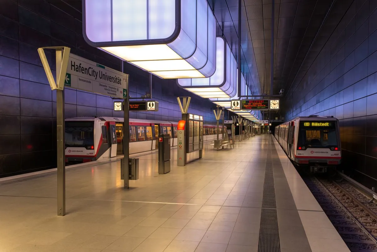 Életét vesztette egy 26 éves férfi, miközben a metró elé ugró társát próbálta megmenteni. A hamburgi metróbaleset túlélője a rendőrök érkezése előtt elmenekült.