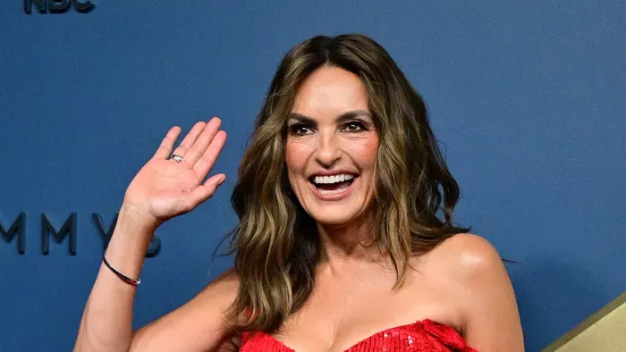Mariska Hargitay vörös szettjétől felforr ereinkben a vér: ezek voltak az Emmy-gála legdögösebb ruhái – galéria