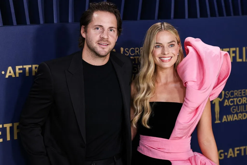 Margot Robbie férje, Tom Ackerley, Margot Ackerley, névváltoztatás, LuckyChap Entertainment, Barbie, Margot Robbie házassága Tom Ackerley and wife Margot Robbie arrive at the 30th Annual Screen Actors Guild Awards held at the Shrine Auditorium and Expo Hall on February 24, 2024 in Los Angeles, California, United States. (Photo by Xavier Collin/Image Press Agency/NurPhoto) (Photo by Image Press Agency / NurPhoto via AFP)
