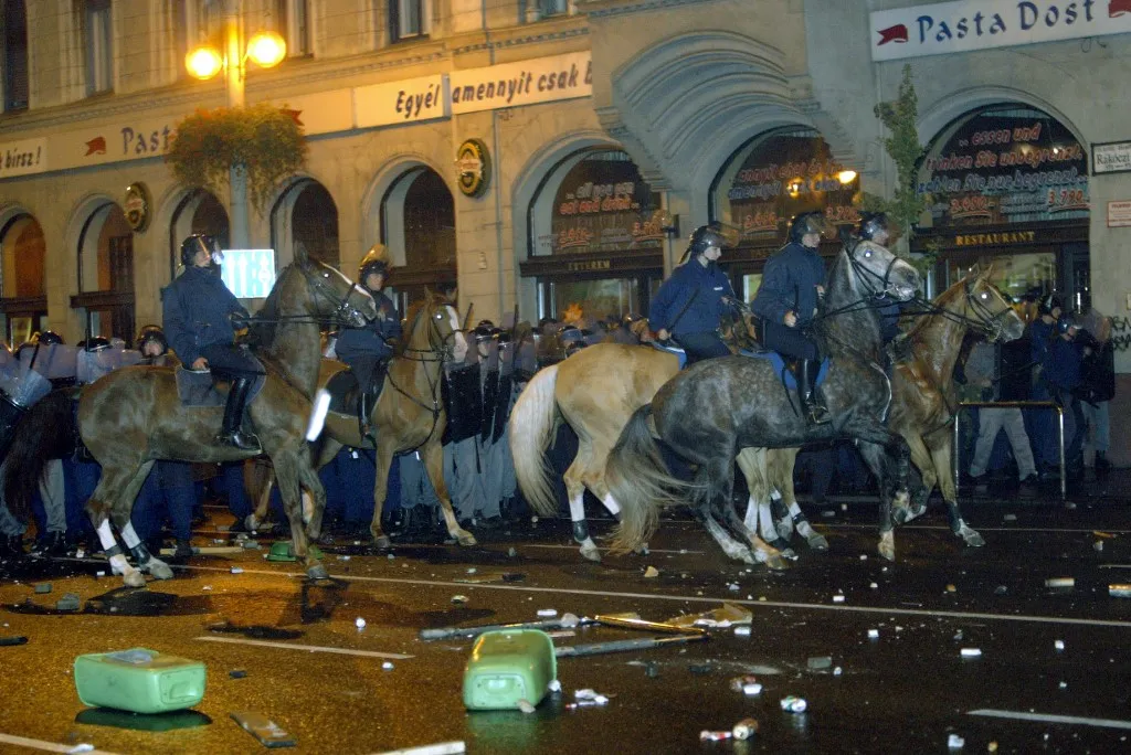 Some riot police ride to bear about few houndreds young participants in Rakoczi square of Budapest downtown 20 September 2006 as anti government demonstrations continue in its second night.   Protestors came to ask for Socialist Prime Minister Ferenc Gyurcsany to resign for having "lied" to voters by concealing plans for a tough austerity program. Hungarian public radio broadcast a closed-door discussion between Gyurcsany and his party's deputies last May in which he said candidly the government has accomplished nothing but "rubbish" and "lied all along for the past 18 months -- two years." The 44-year-old prime minister admitted yesterday that the tape-recording -- from an undisclosed source -- was authentic.  AFP PHOTO / ATTILA KISBENEDEK (Photo by ATTILA KISBENEDEK / AFP)