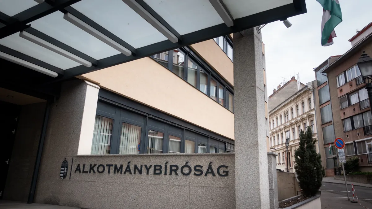 A testület megújulásának fontosságát hangsúlyozták a Tisza Párt alkotmánybíró-jelöltjei a parlamenti meghallgatáson  A képen az Alkotmánybíróság épülete Fotó: MATEUSZ WLODARCZYK / NurPhoto