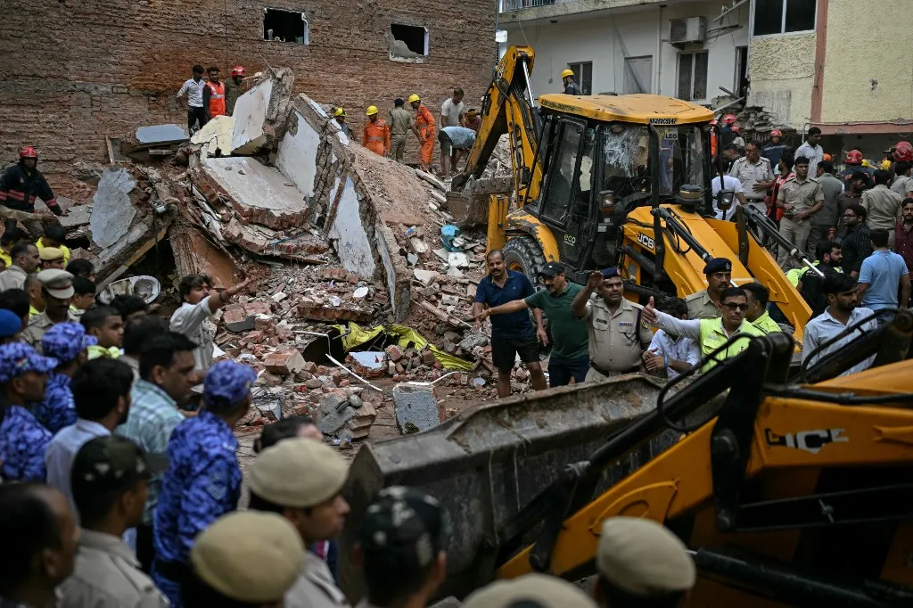 Több tucat ember rekedt egy összeomlott épületben Delhiben 