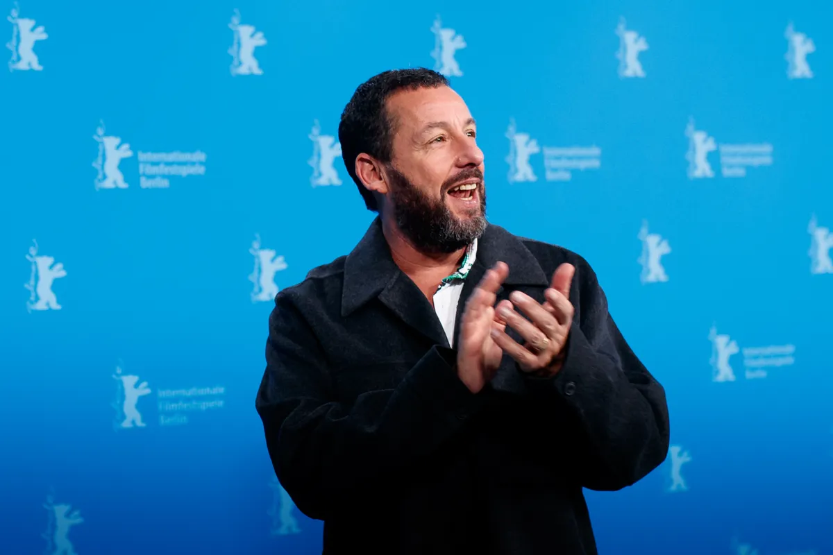 Adam Sandler 60 éves lett, de jó pár évet letagadhatna a korából.