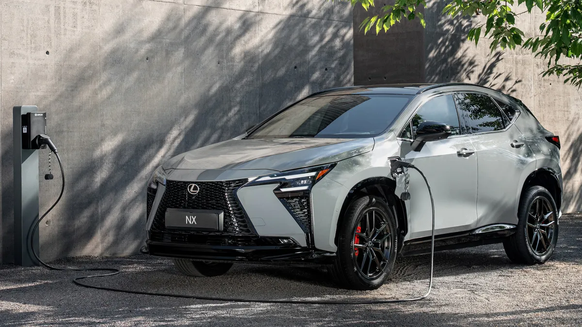 Merevebb karosszériával, jobb minőségérzetű belsővel és továbbfejlesztett hibrid hajtásokkal folytatja pályafutását a Lexus NX.