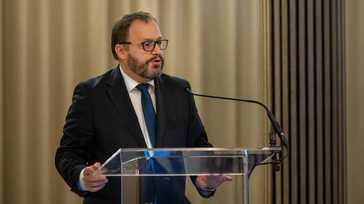 Kármán András szerint a magyar gazdaság növekedésének egyik legsúlyosabb korlátja, hogy a bérek jóval gyorsabban emelkednek a termelékenységnél. A Magyar Nemzet szerint ebből is látszik, hogy az egymillió forintos minimálbér ígérete csak egy kampányfogásvolt (Forrás: Facebook)