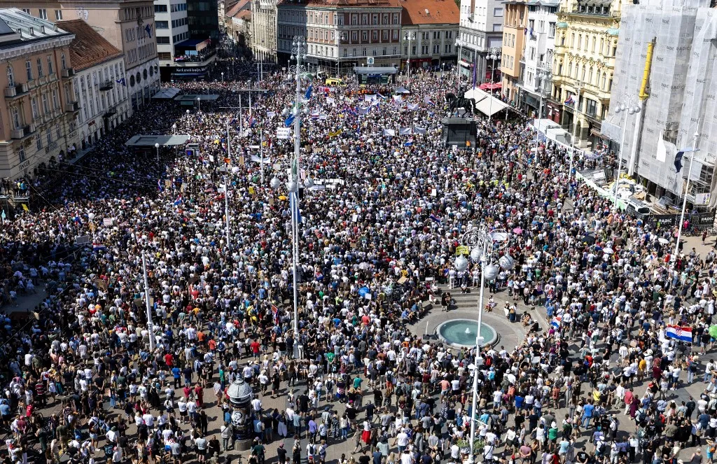 Horvátország, Zágráb, Gospic, illegális hulladék, veszélyes hulladék, hulladéklerakás, környezetszennyezés, PFAS, Andrej Plenkovic, Zoran Milanovic A horvátországi tüntetés résztvevői az illegálisan lerakott hulladék eltávolítását követelték Zágrábban Protesters gather on Ban Jelacic Square during a demonstration to demand action over the illegal dumping of hazardous waste in Croatia's Lika region, in Zagreb, on September 7, 2026. Thousands rallied in Zagreb seeking an immediate cleanup of thousands of tonnes of hazardous waste still unrecovered after years of illegal dumping in one of the country's most pristine regions, and to demand accountability for those responsible. (Photo by MARKO PERKOV / AFP)
