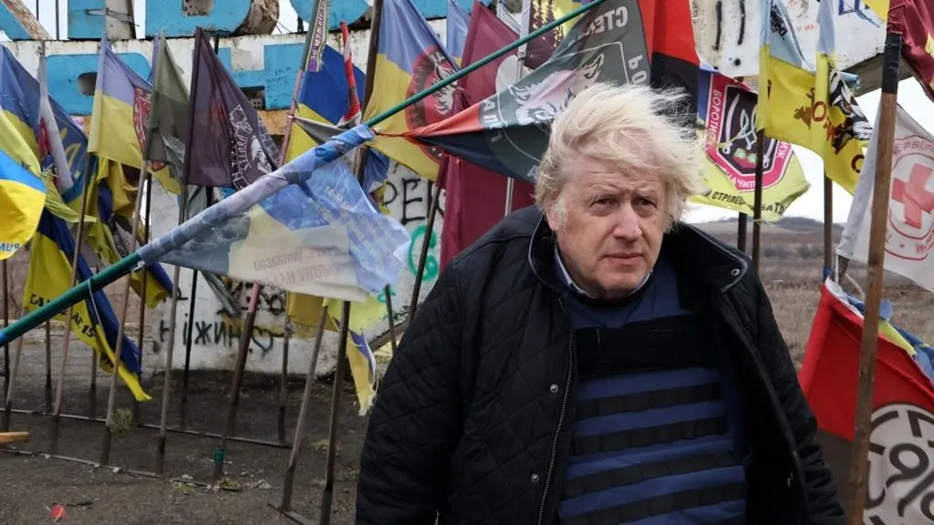 In this handout photograph taken on February 26, 2026 and released on April 11, 2026 by the press service of the 65th Mechanized Brigade of Ukrainian Armed Forces, former Britain's prime minister Boris Johnson visits Orikhiv district of Zaporizhzhia region, amid the Russian invasion of Ukraine. (Photo by Andriy Andriyenko / 65th Mechanized Brigade of Ukrainian Armed Forces / AFP) / RESTRICTED TO EDITORIAL USE - MANDATORY CREDIT "AFP PHOTO / ANDRIY ANDRIYENKO / 65TH MECANIZED BRIGADE OF UKRAINE ARMED FORCES" - NO MARKETING NO ADVERTISING CAMPAIGNS - DISTRIBUTED AS A SERVICE TO CLIENTS