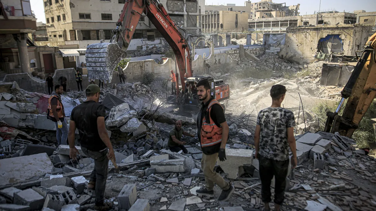 gáza, GAZA CITY, GAZA, PALESTINE - SEPTEMBER 16: Search and rescue teams on duty around the rubble after a damaged six-story building collapsed in the Al-Sinaa area of southwestern Gaza City, Gaza, Palestine on September 16, 2026. The building, previously damaged during Israeli airstrikes, collapsed onto neighboring tents housing displaced Palestinians, leaving at least 11 people dead, including five children, and injuring 14 others as civil defense and municipal teams continue search-and-rescue operations. Saeed M. M. T. Jaras / Anadolu (Photo by Saeed M. M. T. Jaras / Anadolu via AFP)